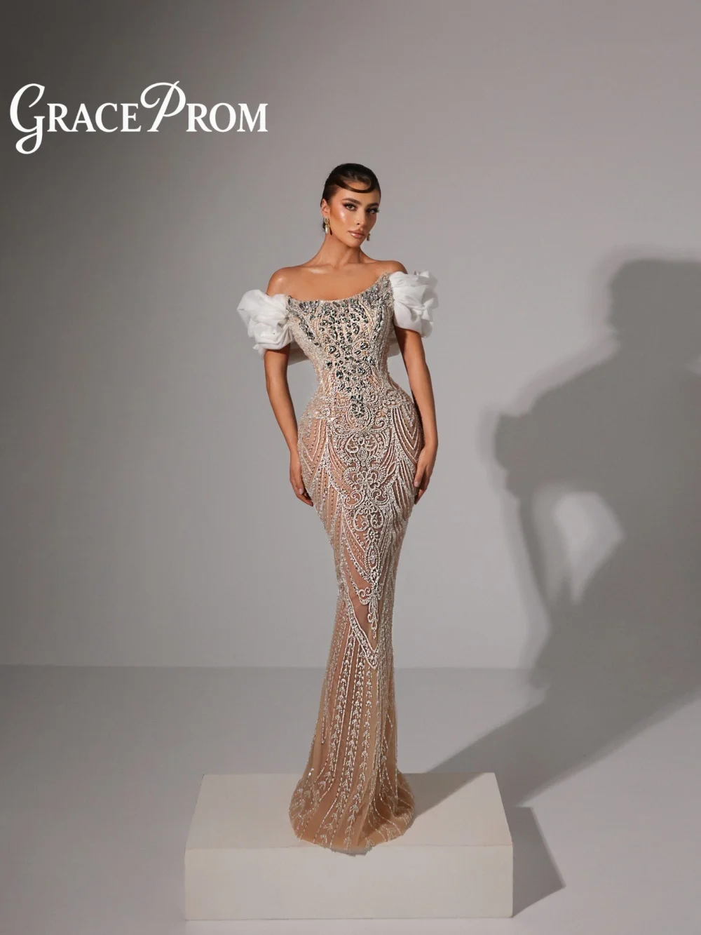 ชุดราตรีคอเหลี่ยมแขนพองทรงเอไลน์ประดับลูกปัดอย่างประณีต ยาวกรอมพื้น เหมาะสำหรับงานเลี้ยง