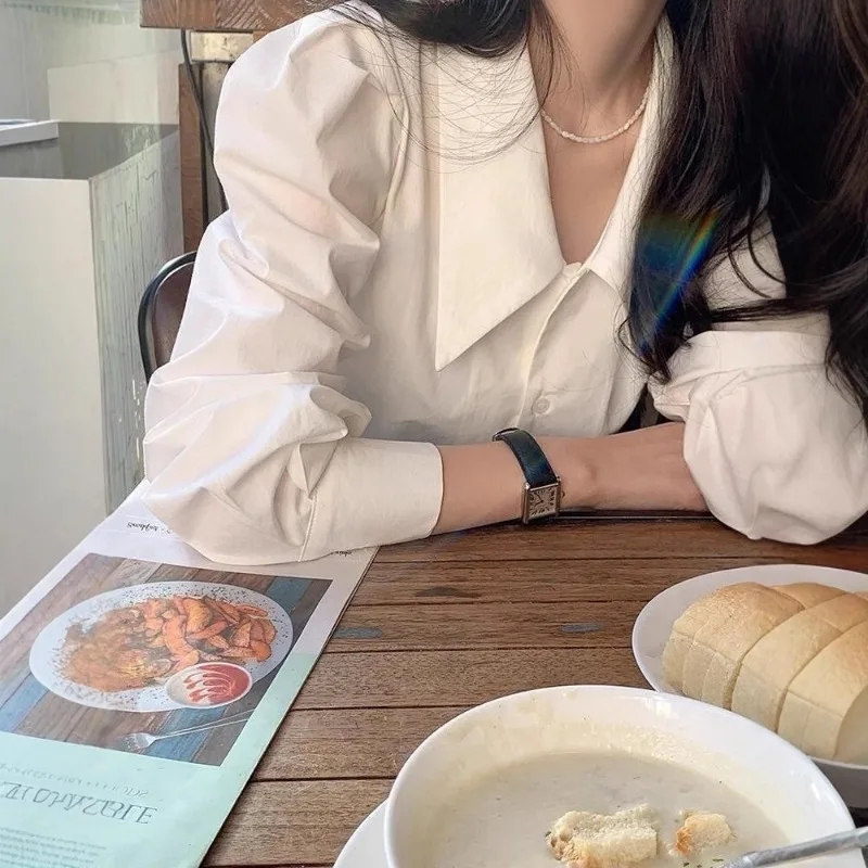 เสื้อเชิ้ตสไตล์ฝรั่งเศสสำหรับผู้หญิง เสื้อแฟชั่นฤดูใบไม้ผลิและฤดูใบไม้ร่วง แขนพอง คอแหลม ดีไซน์เก๋ไก๋