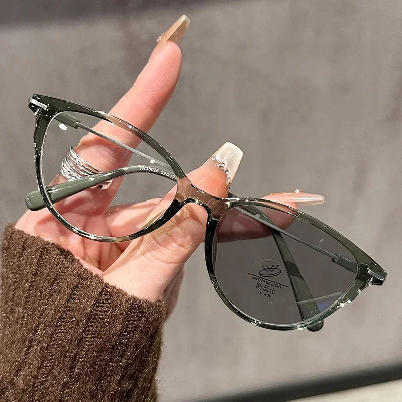 2025 New Retro Cat Eye Photochromic Myopia Glasses Ultra Light Neutral High-end Stylish Anti Blue Light Myopia Glasses