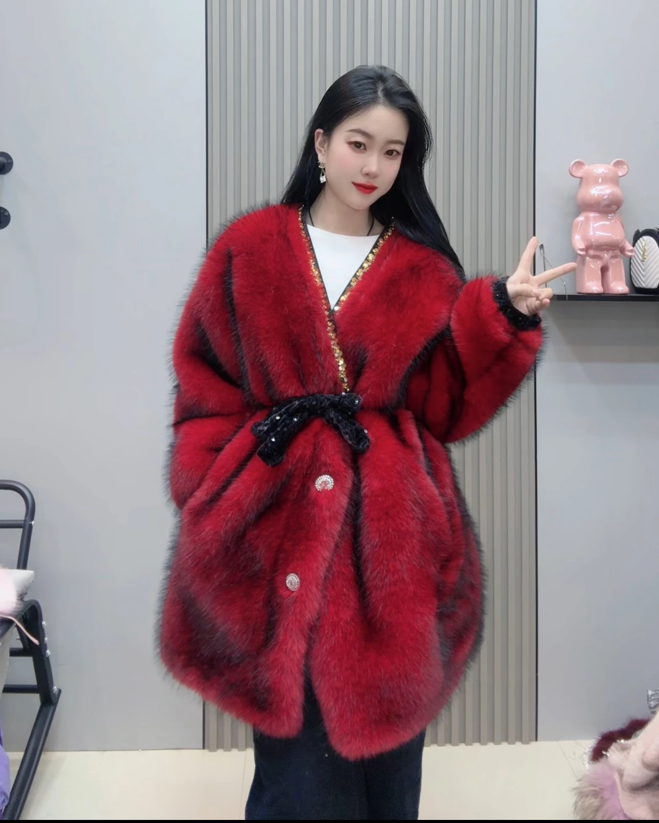 2025 겨울 신상 레드 그라데이션 헤비 시퀸 퍼 재킷 여성 루즈핏 패션 V넥 허리 묶는 따뜻한 인조 모피 롱 코트 여성용