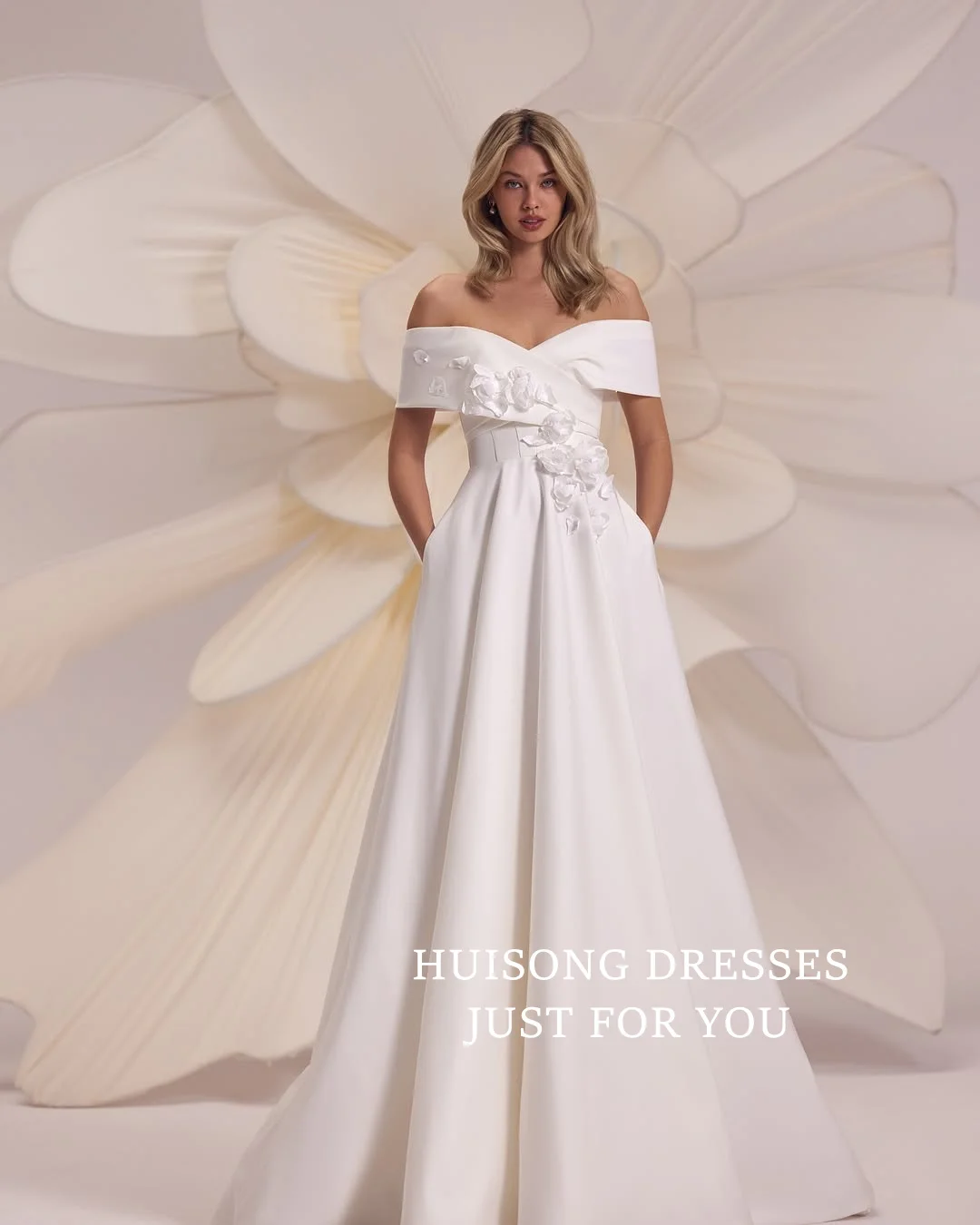 

HUISONG Customized Simple Satin Wedding Dresses 3D Flowers Off the Shoulder Sleeveless A-Line Beach Bridal Gown vestidos de