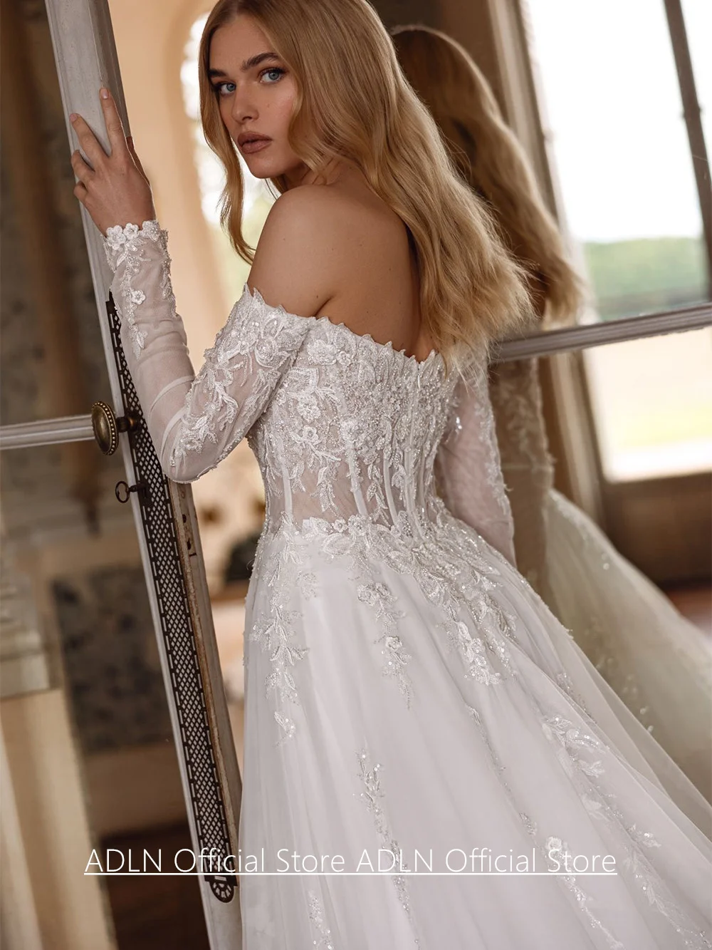 ชุดแต่งงานเจ้าสาวสุดหรู คอตัก แขนยาว ประดับลูกปัดและappliqué ชายกระโปรงทรงคอร์ท สายเดี่ยวเปิดหลัง ออกแบบได้ตามต้องการ