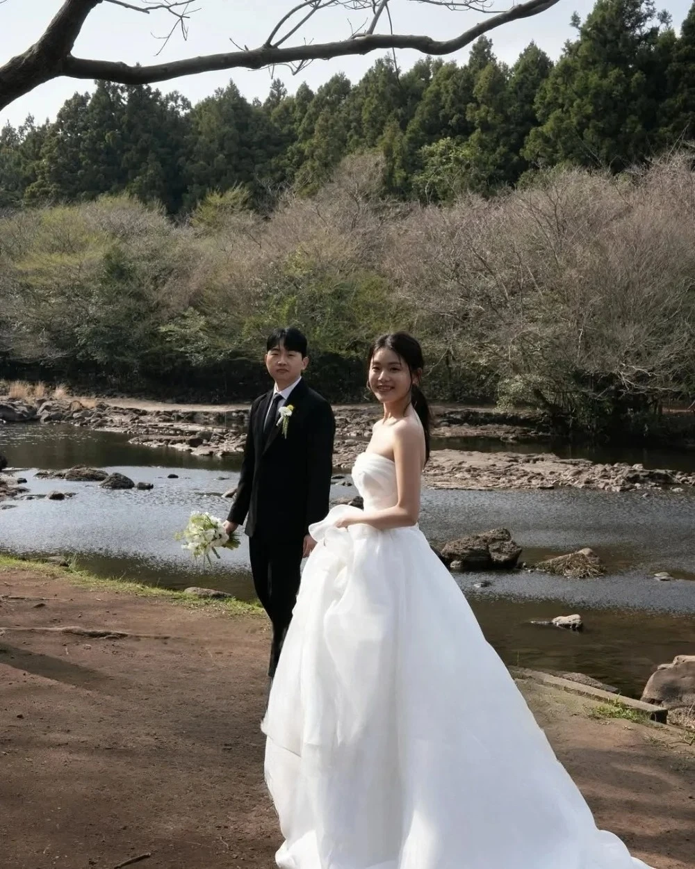 Customized Pretty Bride Gowns Plus Size Strapless Korea Princess Wedding Dresses Organza Ivory Sleeveless Ruched