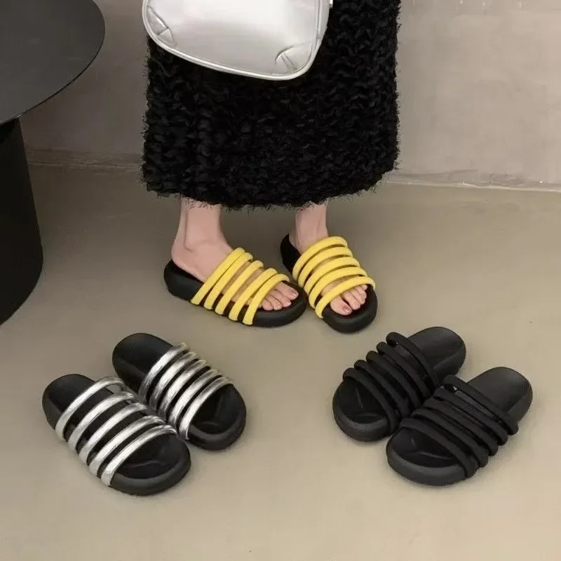 

2025 New Women's Thick Bottom Slippers Outdoor Fashion Versatile Casual Sandals Beach Shoes