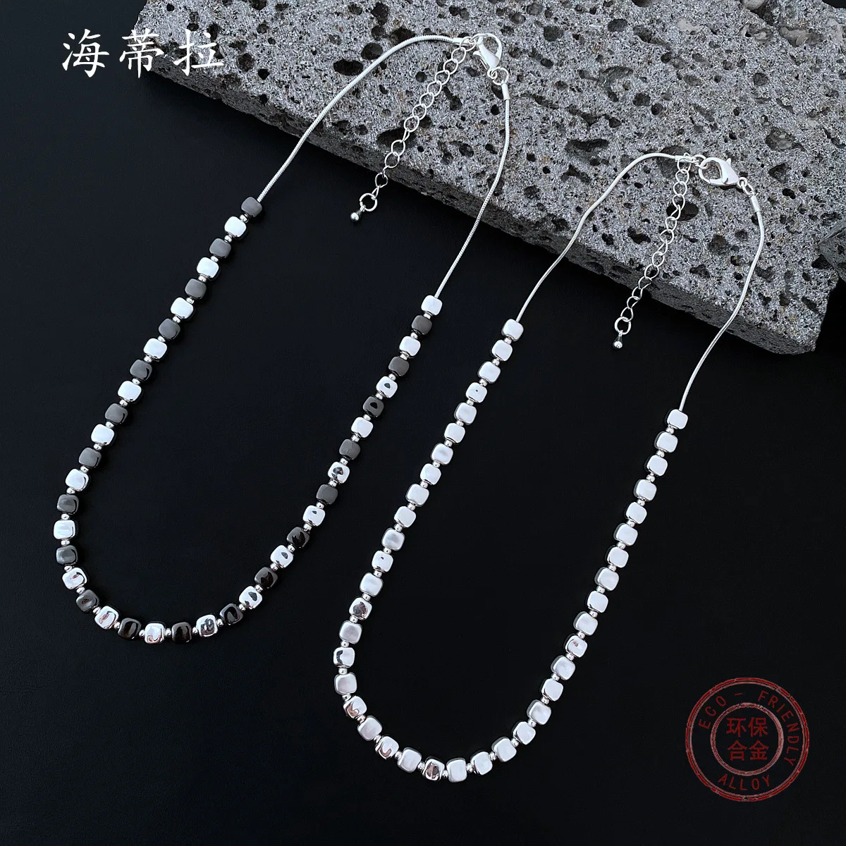 Hot-selling geometric small square alloy necklace, women's simple matte bright splicing small sugar cube necklace