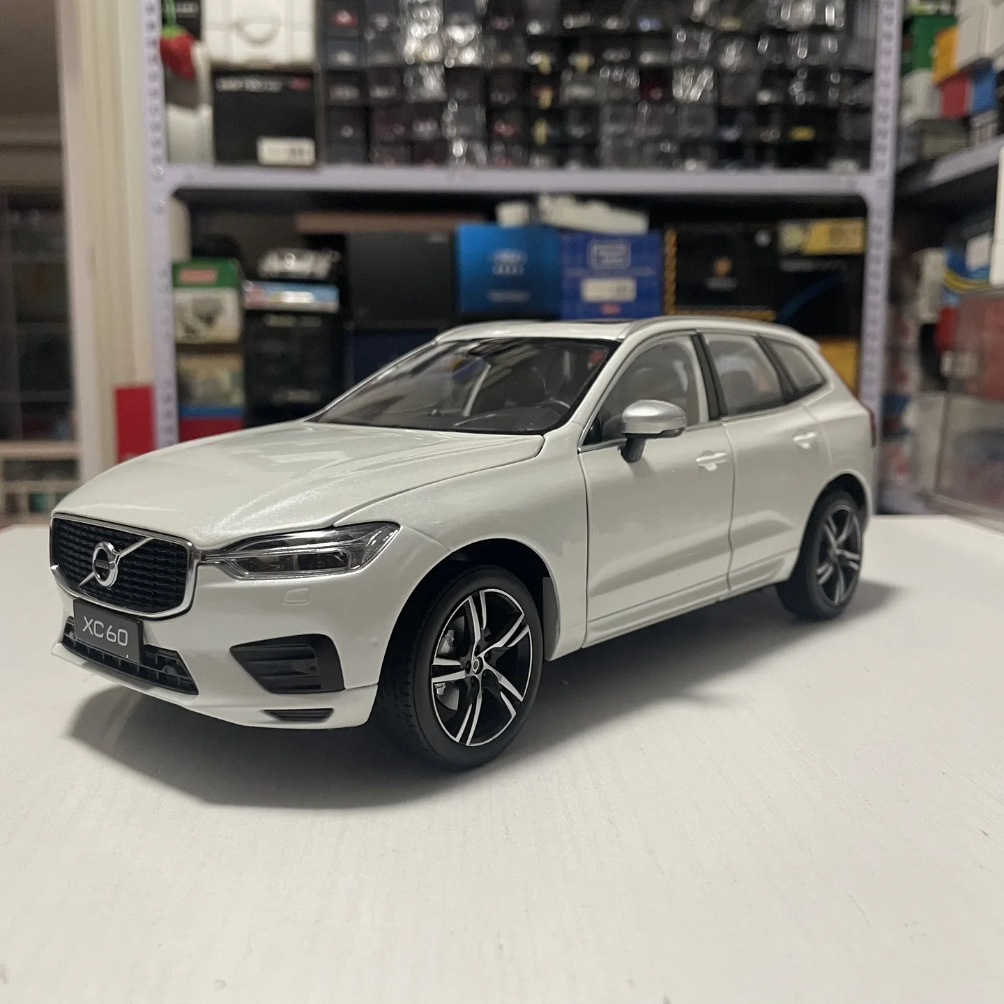 

1:18 Scale Diecast Alloy 2018 White VOLVO XC60 SUV Toys Cars Model Classics Nostalgia Adult Souvenir Gifts Static Display