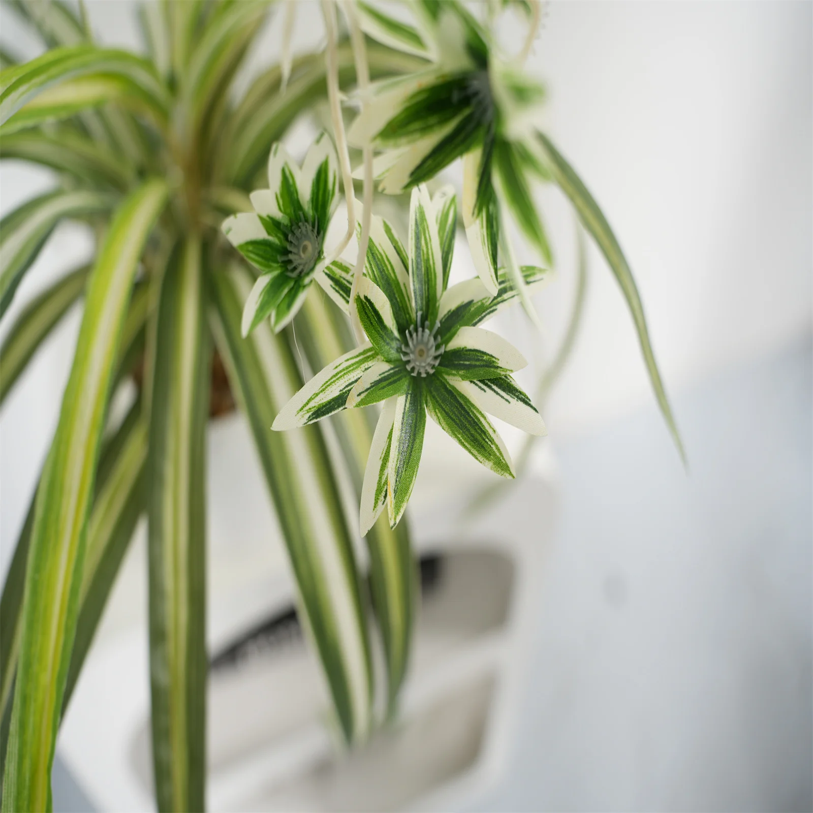 2 個人工吊り下げ植物ポット付き、PE プラスチックフェイククロロフィツム Comosum 吊り下げ植物の装飾屋外屋内家の装飾