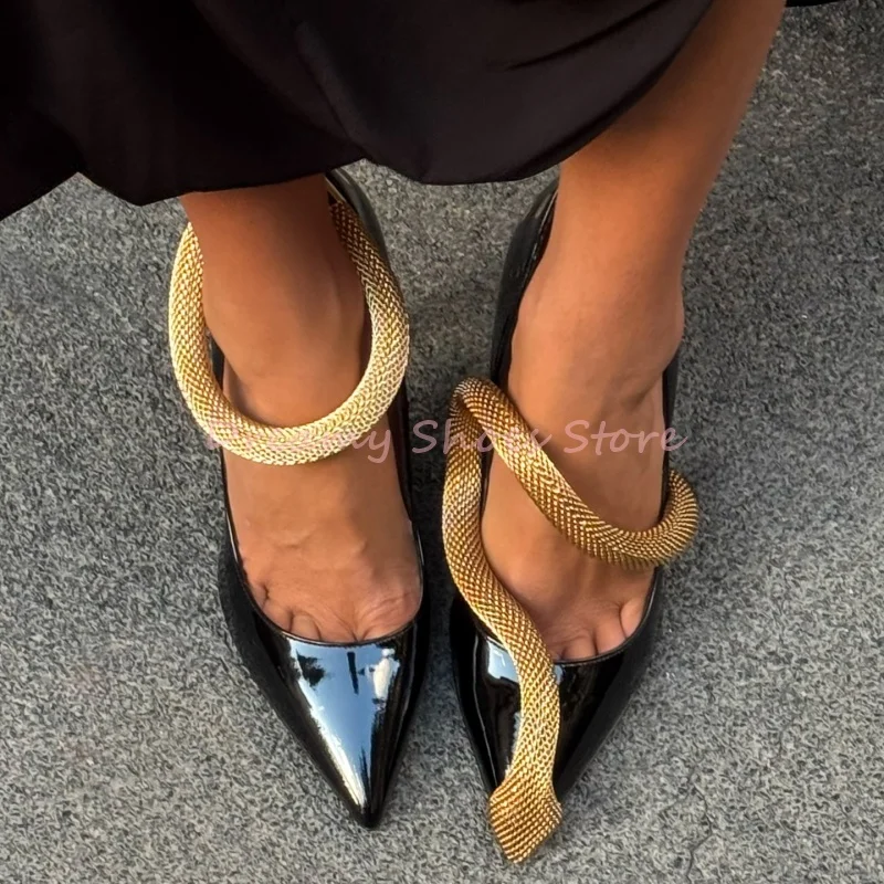الذهب الأسود الأفعى ديكور وأشار خنجر مضخات النساء براءات الاختراع والجلود الانزلاق على عالية الكعب الفاخرة موضة Paraty مأدبة أحذية السيدات