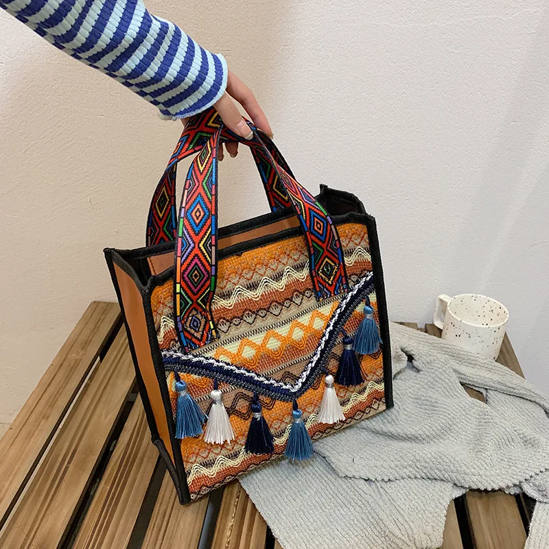 Borsa tote in stile etnico Borsa a mano di grande capacità Borsa da donna autunnale Decorazione da viaggio alla moda Borsa con nappa in stile etnico