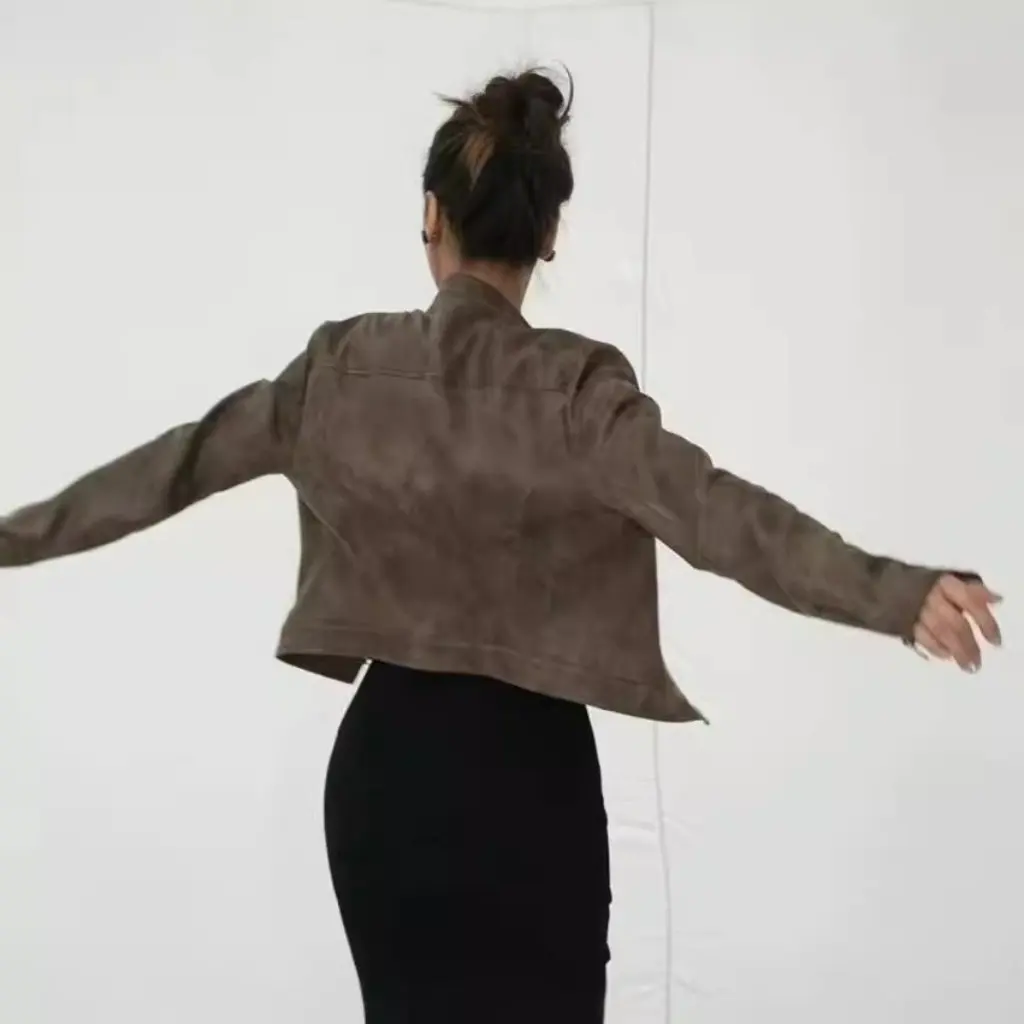 Jaqueta feminina curta de couro PU slim fit sexy retrô estilo motocicleta americana gola alta