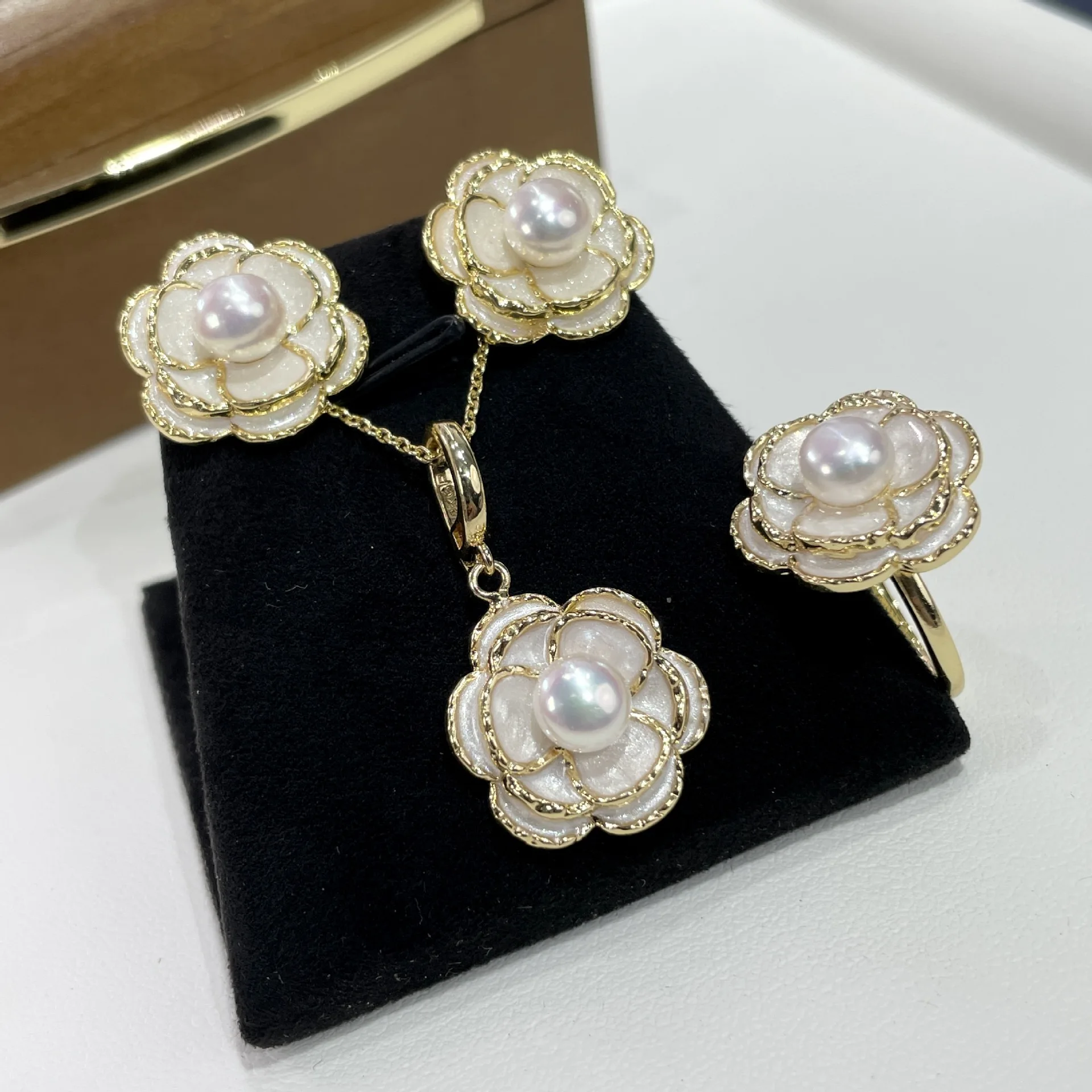 

Natural Pearl Set with Six Petals and Full Diamond Design Sweet Three Piece Ring Pendant s925 Earrings