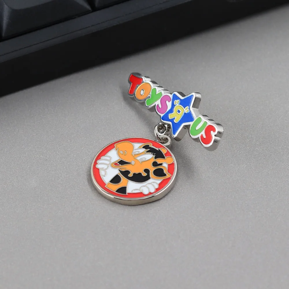 Lustige Retro-Spielzeugladen-Emaille-Pins, Niedliche Cartoon-Giraffe mit Hängendem Buchstabenschild, Nostalgische Kinder-Abzeichen, Rucksack-Anstecknadel – Detail 7