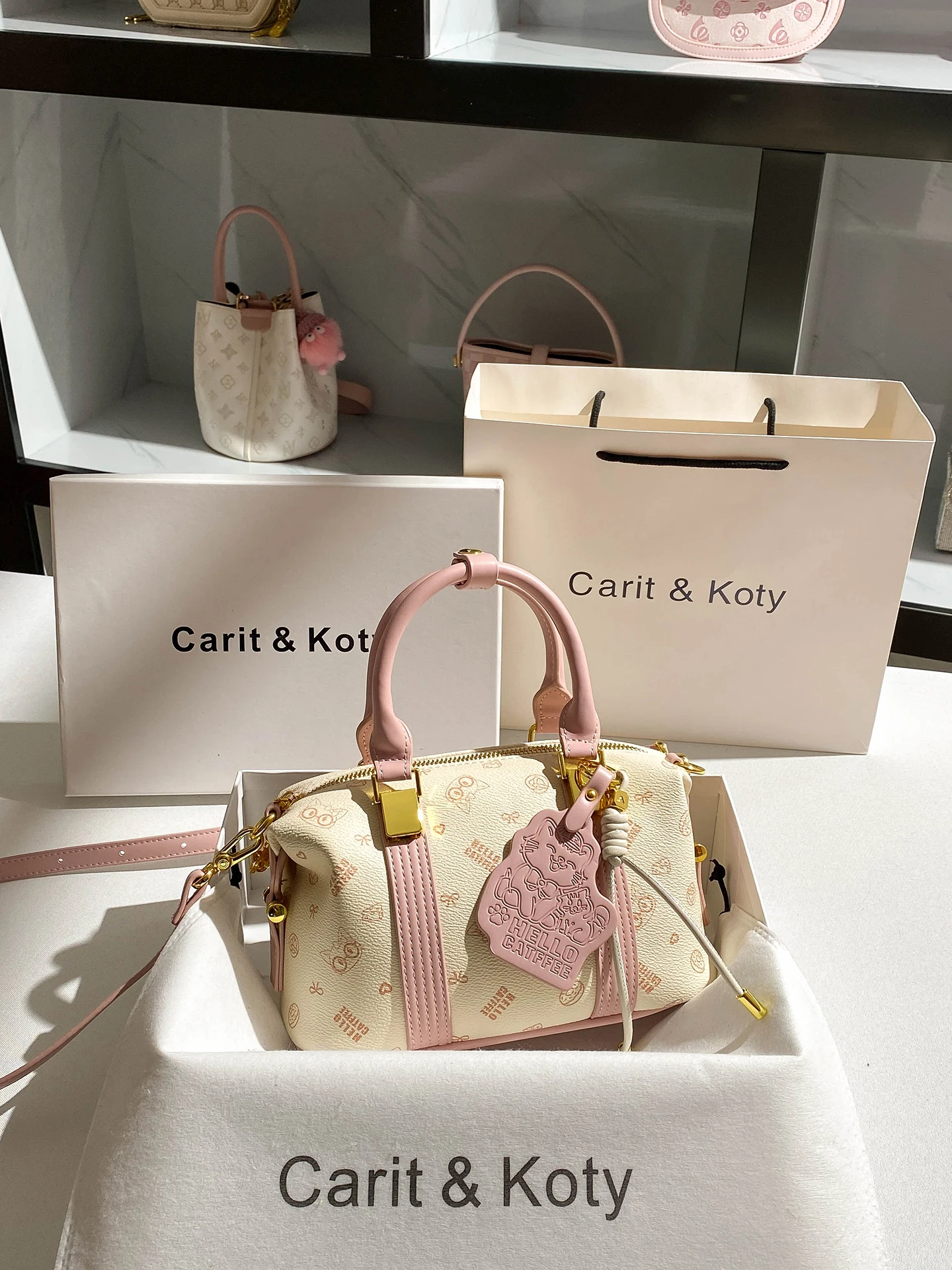 

Милая и популярная ручная сумка Boston с принтом мультяшного кота. Новые модные и универсальные сумки через плечо для женщин. 2025 года.