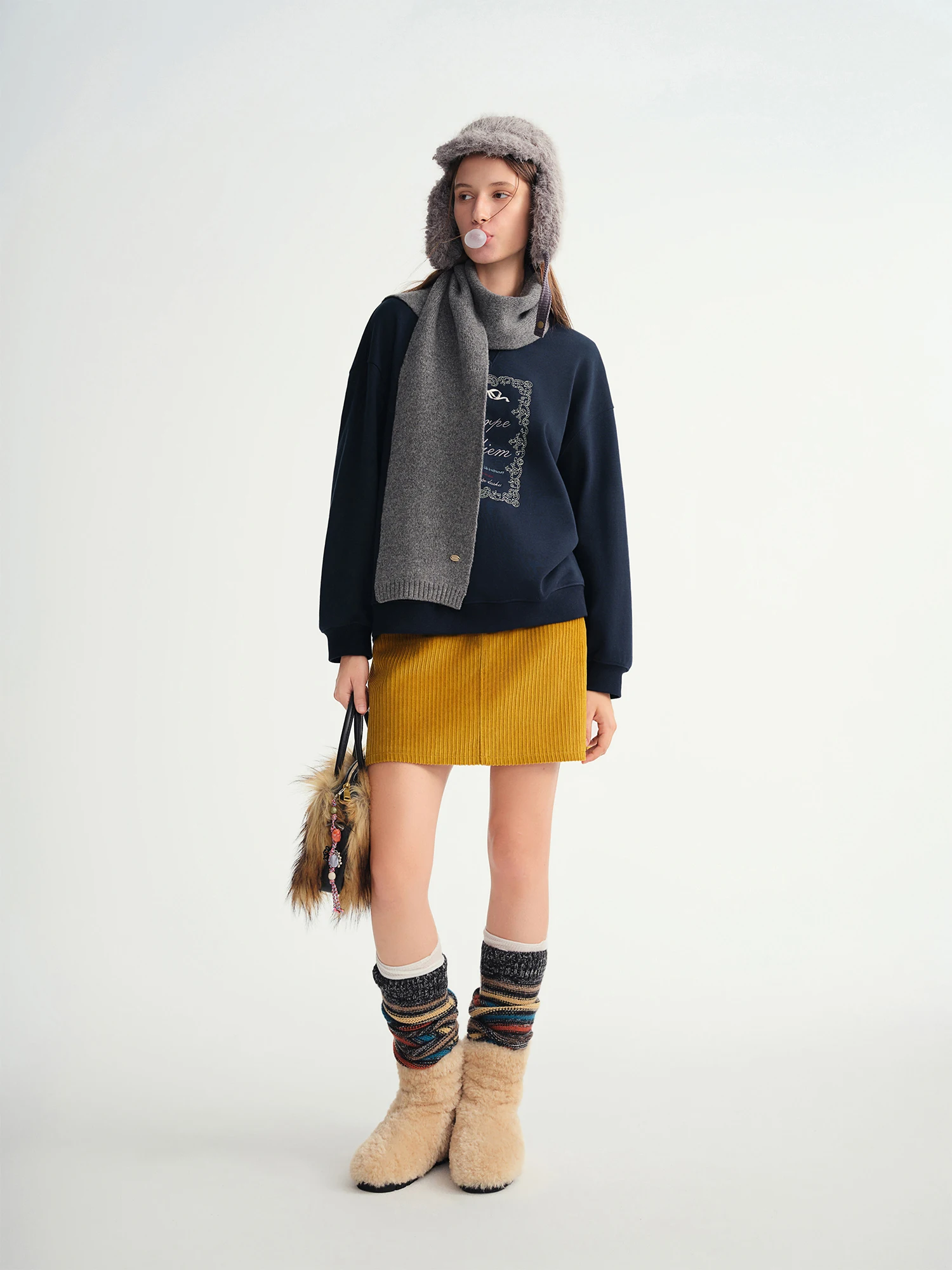 DUSHU خريف شتاء 2025 المرأة ريترو مطرزة المتضخم البلوز-كم طويل الرقبة المستديرة بلوزة كاجوال الشارع الشهير