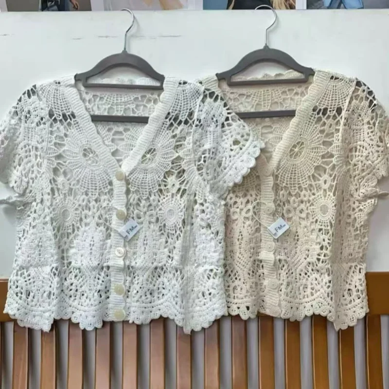 REALEFT Sommer Vintage Spitze Häkeln Damen Blusen 2025, neue Knöpfe, kurze Ärmel, V-Ausschnitt, aushöhlen, Hemden, kurze Tops für Damen