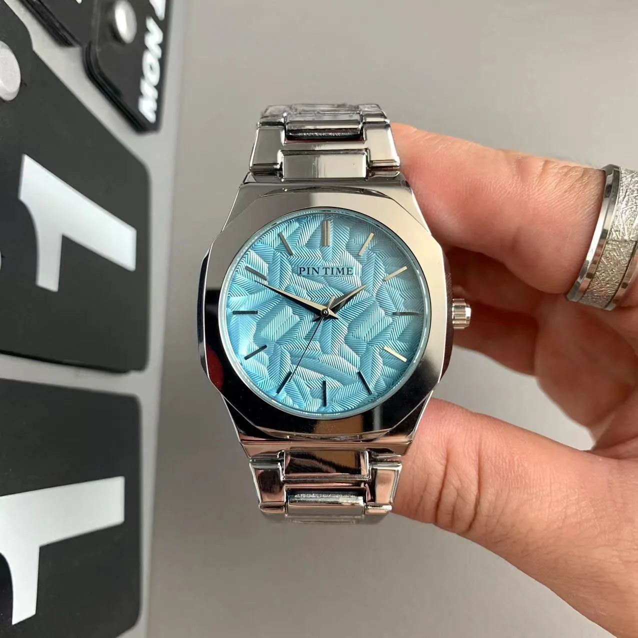 

2024 Новые мужские кварцевые часы 38 мм из нержавеющей стали с сапфировым стеклом VH31 Деловые спортивные часы для мужчин