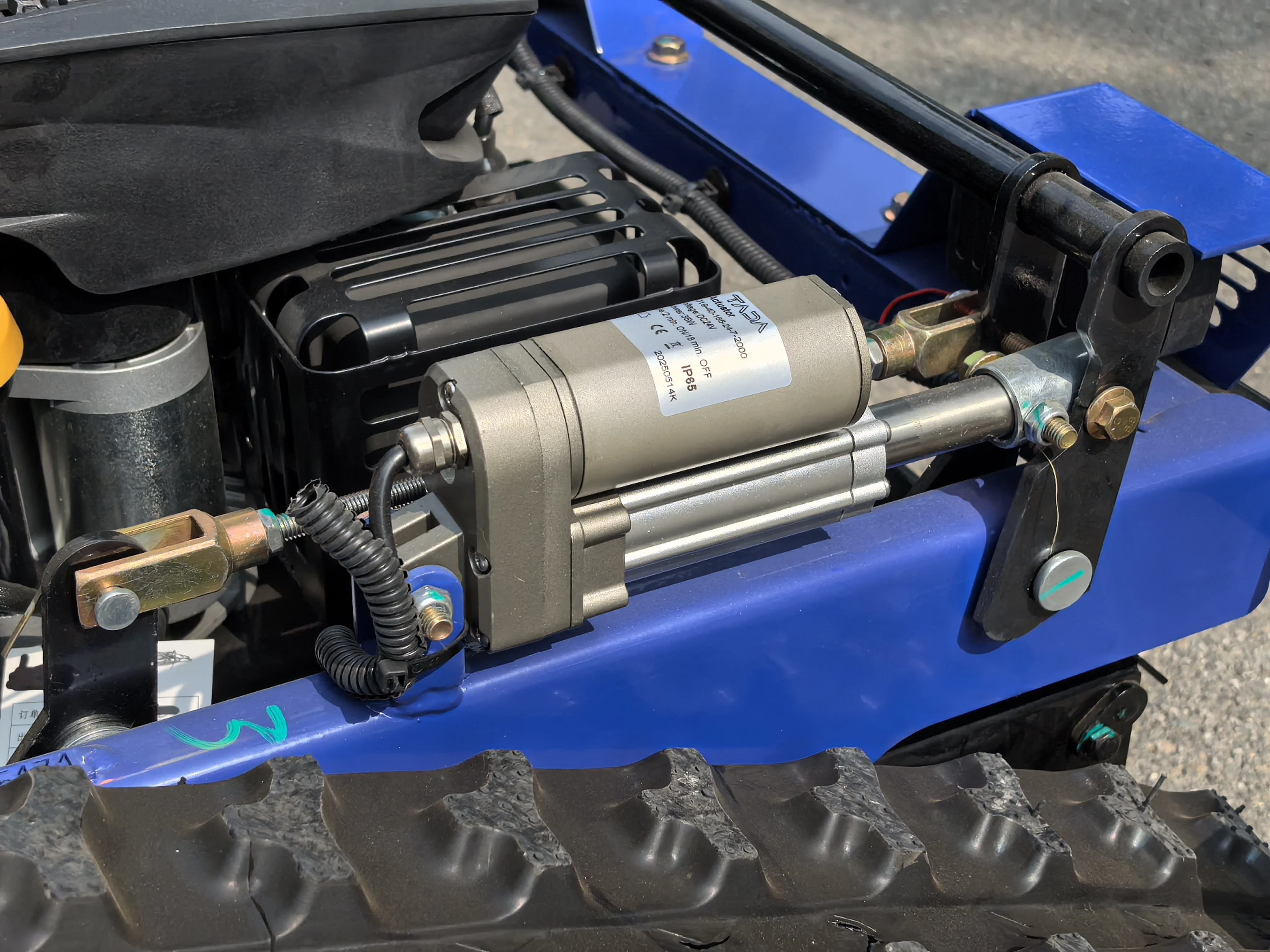 

Индивидуальная вездеходная газонокосилка для садов и рекультивации земель, ширина резки 500 мм, радиоуправляемая газонокосилка со снегоочистителем