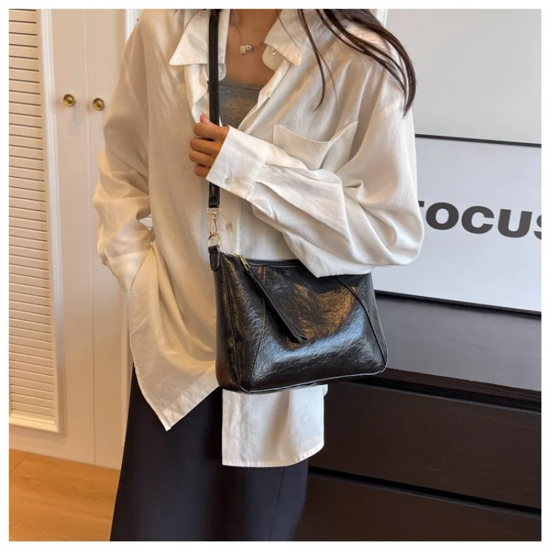 

Sophisticated Women's Handbag Made Of PU Leather Boasting Compact Lisbon High-End Durable Lightweight Commuter Design​