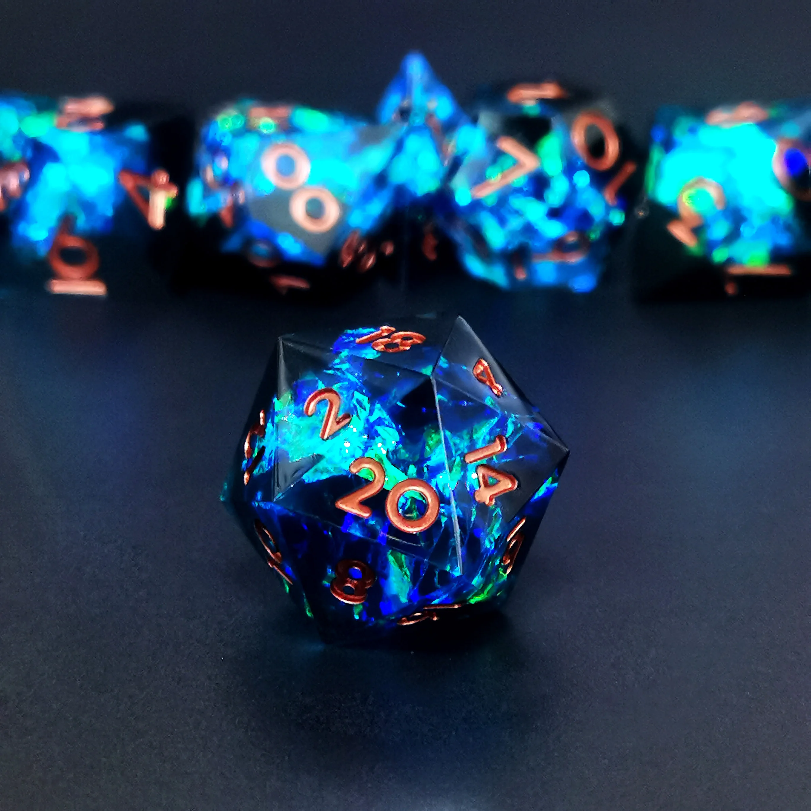 Ręcznie wykonany zestaw kości DnD z żywicy Sharp Edge - 7-częściowe kości wielościenne w kolorze Mystic Blue do gier RPG i Dungeons & Dragons