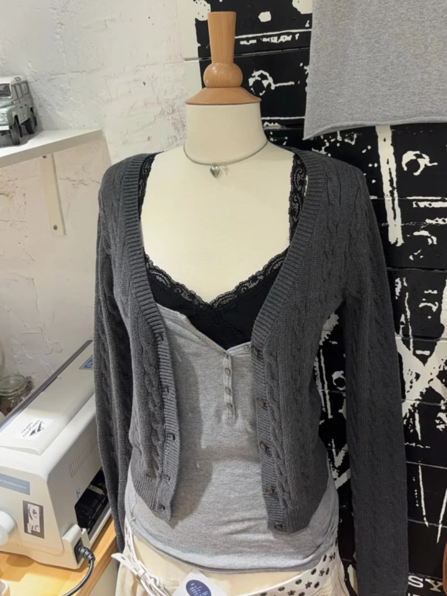 

Темно-серый короткий кардиган-свитер женский, весенний, на одной пуговице, с V-образным вырезом, с длинными рукавами, хлопковый трикотаж, винтажный, в стиле преппи