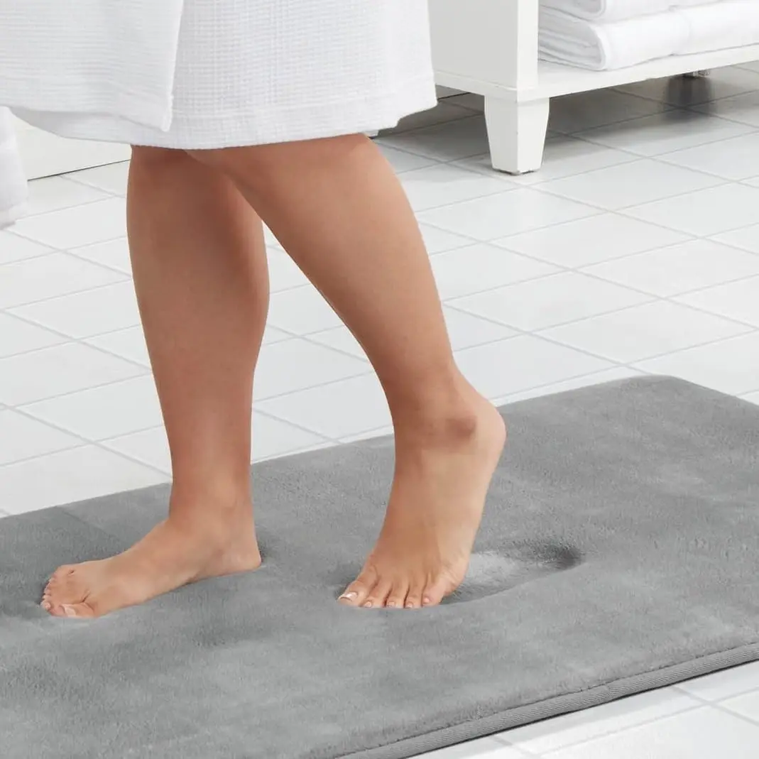 

Коврик для ванной из пены с эффектом памяти, нескользящий, впитывающий влагу, очень уютный, велюровый (50x80 см, серый)