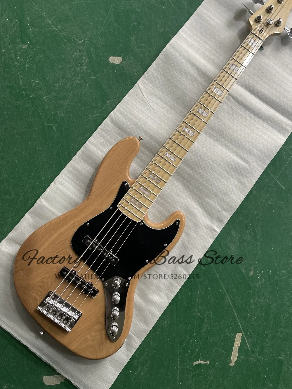 

Изготовленный на заказ 5-струнный натуральный бас, корпус из ясеня, инкрустация грифом из клена, активный аккумулятор, черная звукоснимательная доска