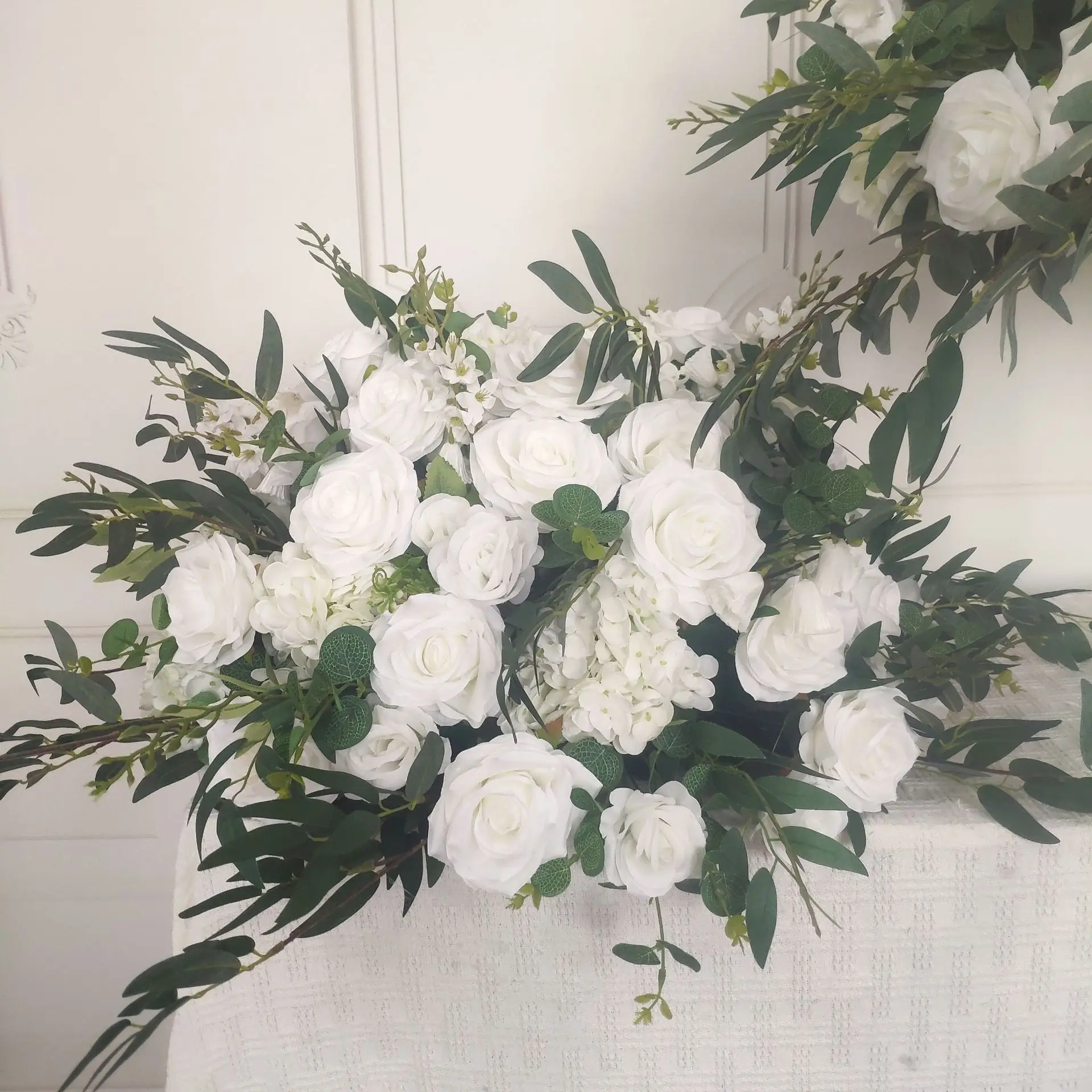 Luxuriöse Hochzeitstisch-Dekoration Blumenball Weiße Rose Eukalyptusblätter Deko Wegführung Blumenball Bühnendekoration – Detail 3