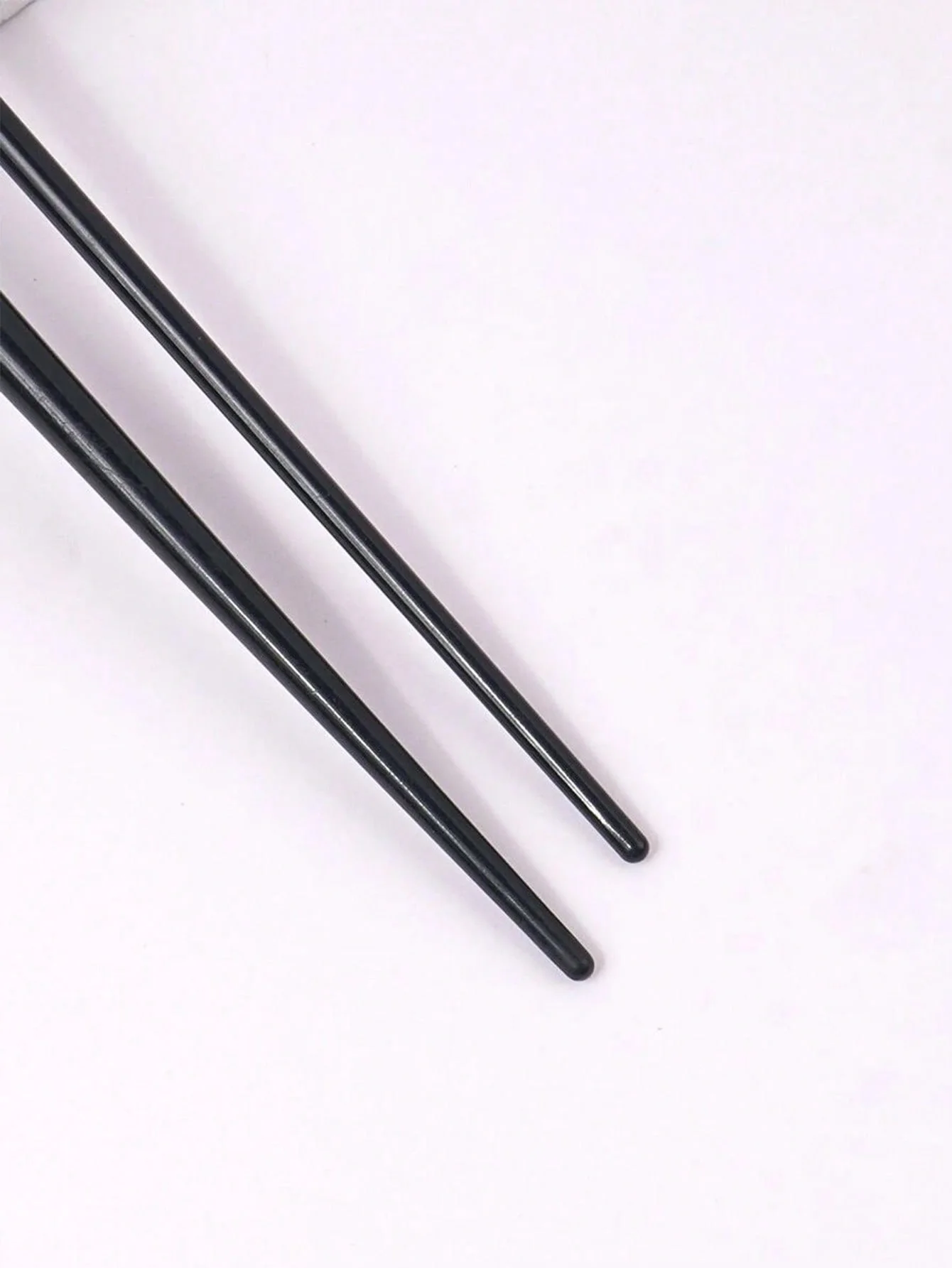 2 pędzle do eyelinera z ostrzem pod kątem, płaskie pędzle w kształcie siodełka do precyzyjnego nakładania makijażu pod oczy, ultra-cienkie