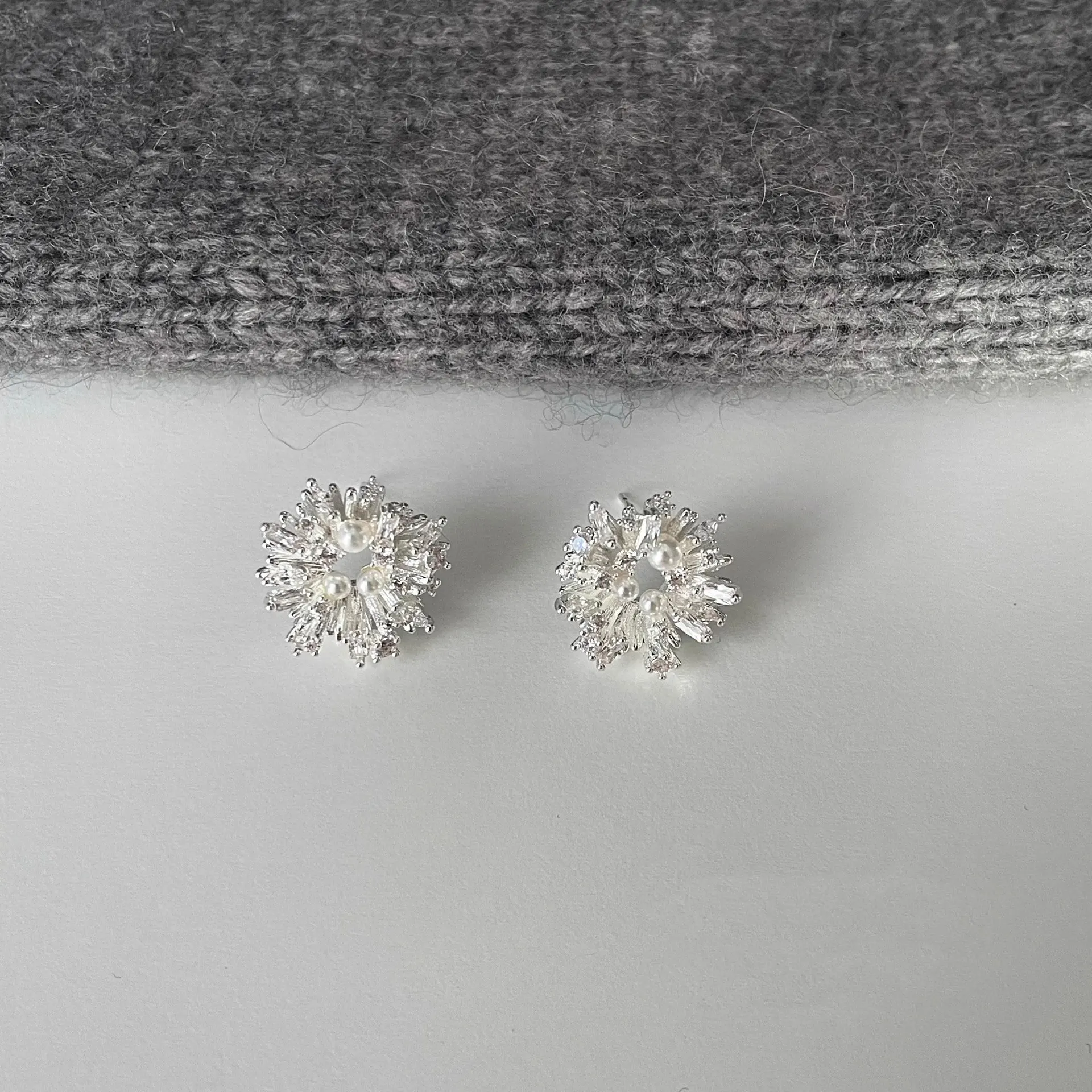 الكورية رائعة كريستال قرط صغير زهري أنيقة موضة حلوة تقليد اللؤلؤ حفل زفاف النساء أقراط مجوهرات هدايا