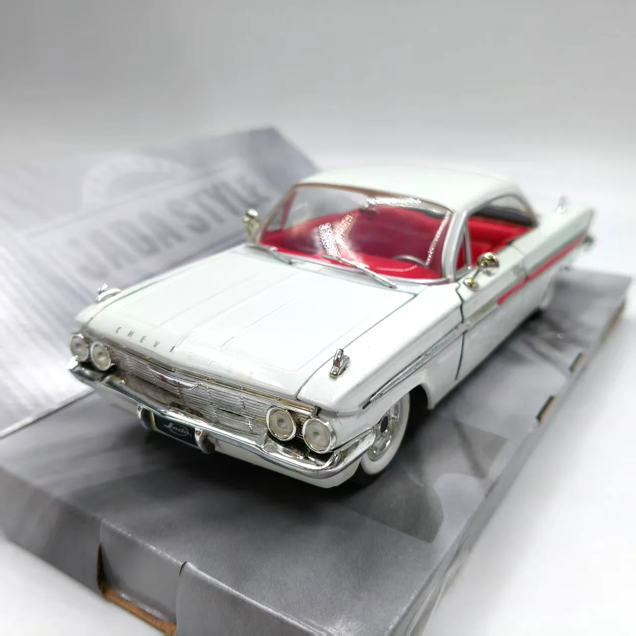 Diecast 1:24 Schaal Jada 1961 Chevrolet Impala Wit Vintage Wiel Legering Model Auto Collectible Toy Gift Souvenir Display Ornament
