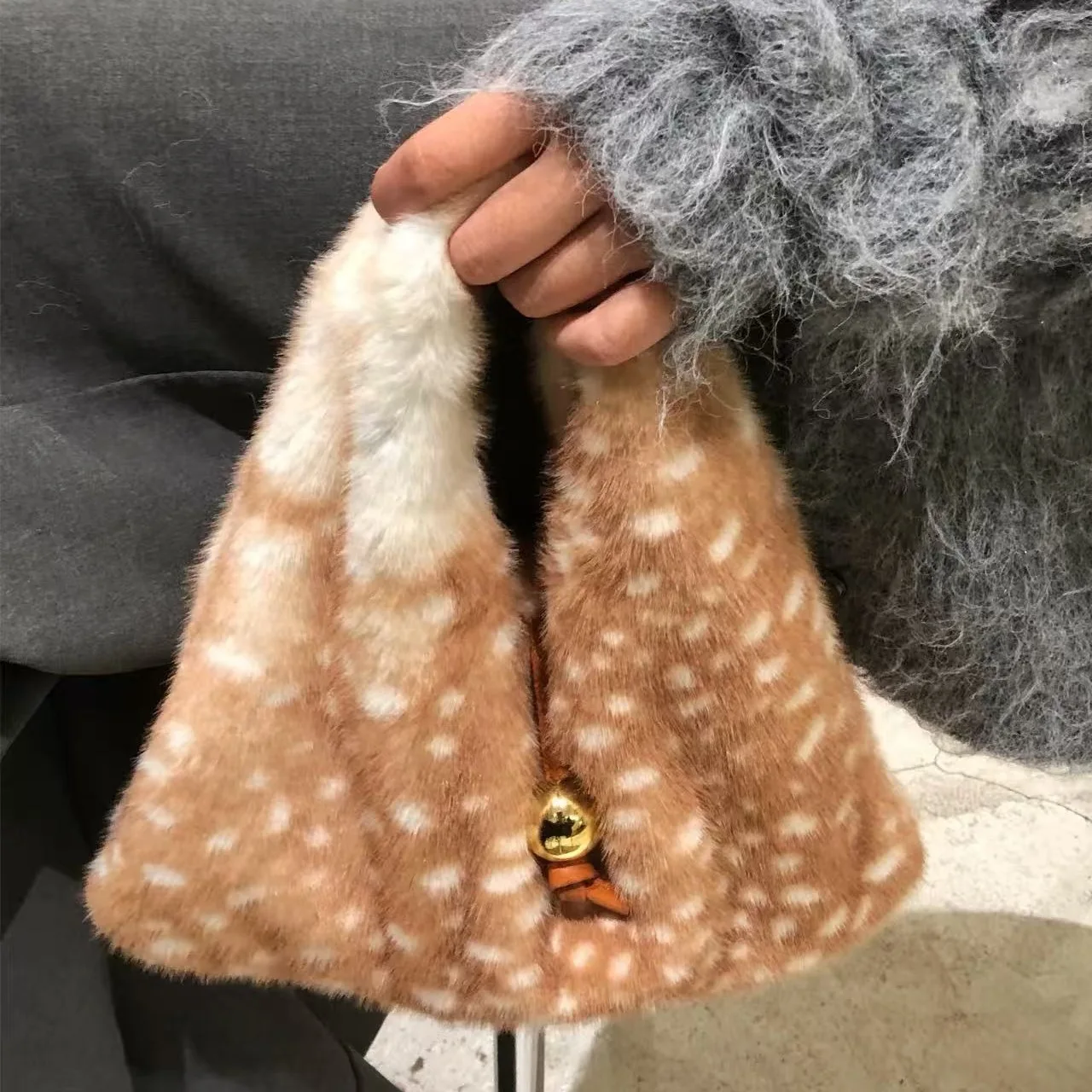 

Fluffy Deer Pattern Shoulder Bag Winter Faux Fur Bags for Women Warm Soft Handbags Women Bag NEW Chains Crossbody Bags Tote Chic