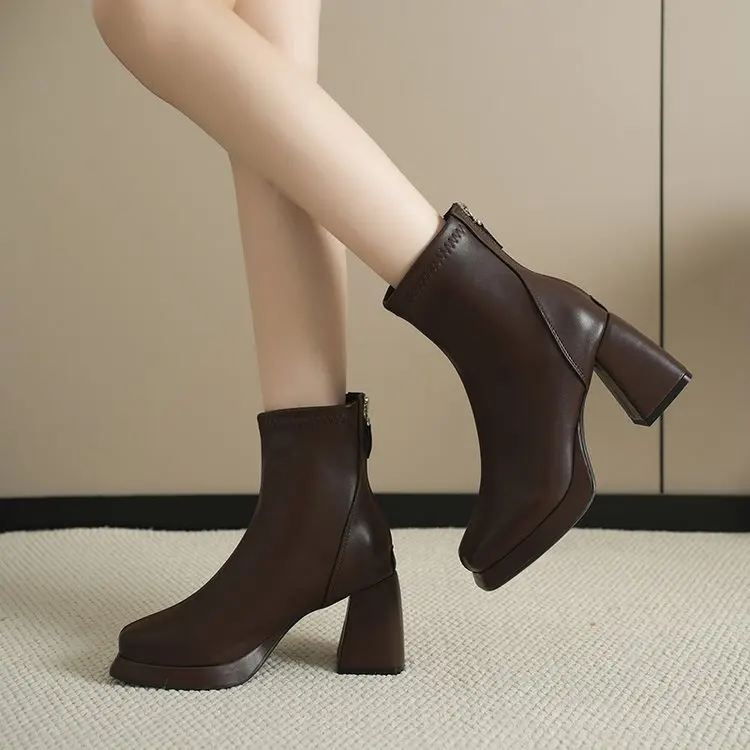 Damen Plateau-Stiefeletten mit eckiger Spitze, Reißverschluss hinten und Blockabsatz – Modische kurze Stiefel – Detail 10