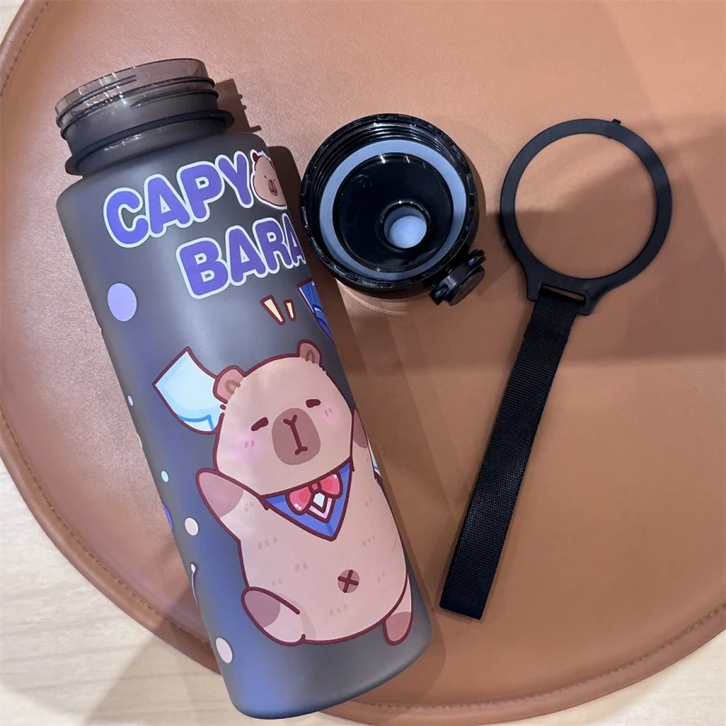 750ml น่ารักการ์ตูน Capybara ขวดน้ํารั่วซึมถ้วยฟางพลาสติกแบบพกพากลางแจ้งขนาดใหญ่ความจุขวดน้ํากีฬา