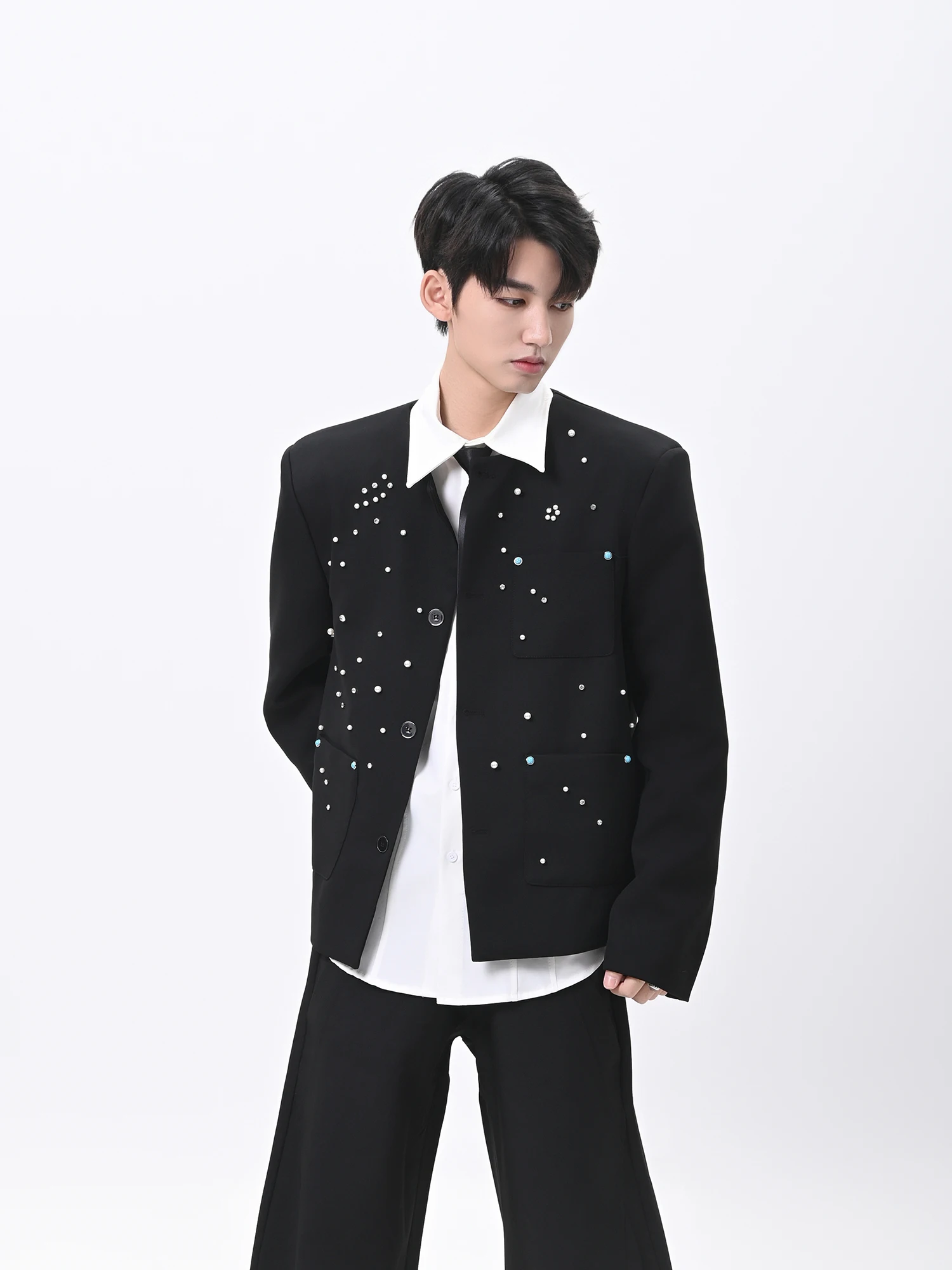 ผู้ชายสีทึบ Chic สั้น Blazers Men's High-end Pearl Diamond ตกแต่งลูกปัดออกแบบไม่มีปกไหล่เบาะแจ็คเก็ตสูท