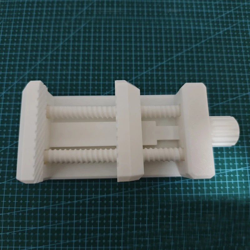 1PCS 3D Printed Desktop Mini Vise 100mm Adjustable Opening Electronic Parts Fixing Tool for Holding Soldering Grinding Handmade