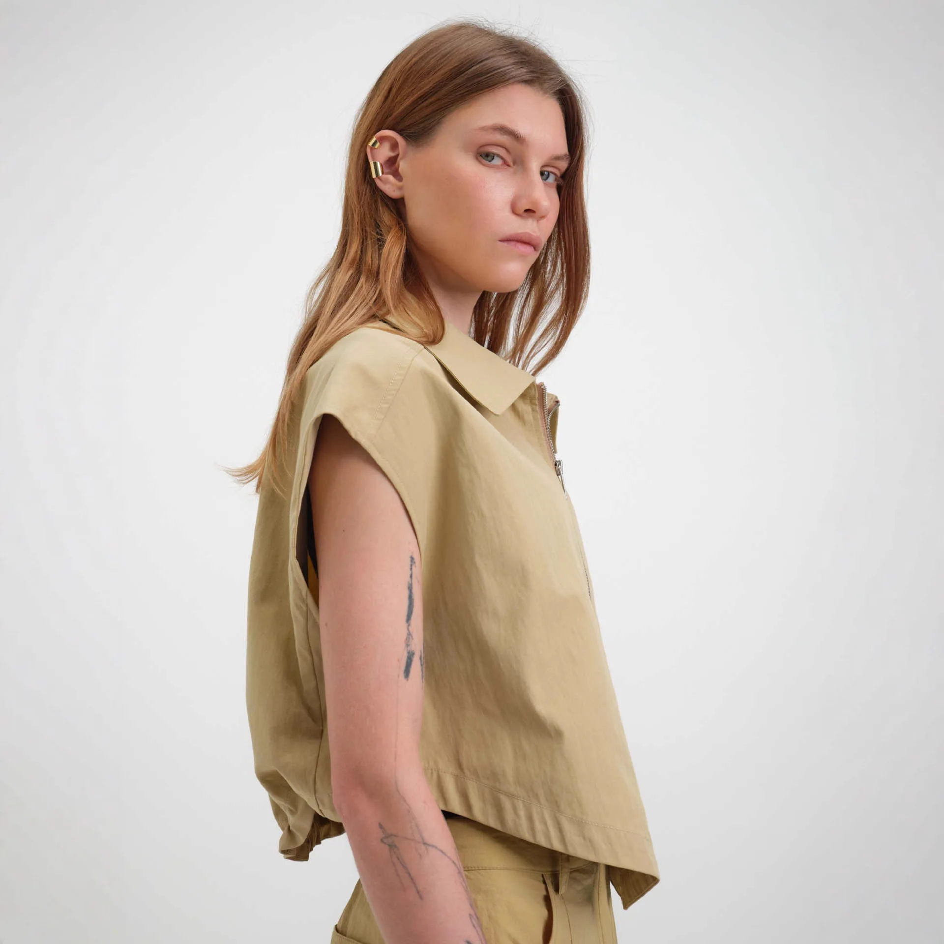 

Casual Khaki Short Jacket For Women Zipper Closure Sleeveless Turn-down Collar Fashionable All-rounder Small Size Friendly