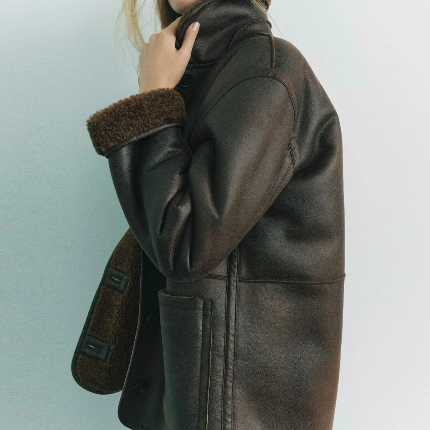 両面着用可能なフェイクレザーファー一体型レディースコート 2025年秋新作 カジュアルスタイル 長袖 スタンダードバージョン