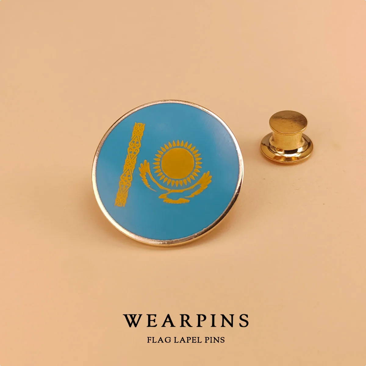 Crachá da bandeira nacional do Cazaquistão banhado a ouro esmalte artesanato alfinetes de lapela decoração artesanato