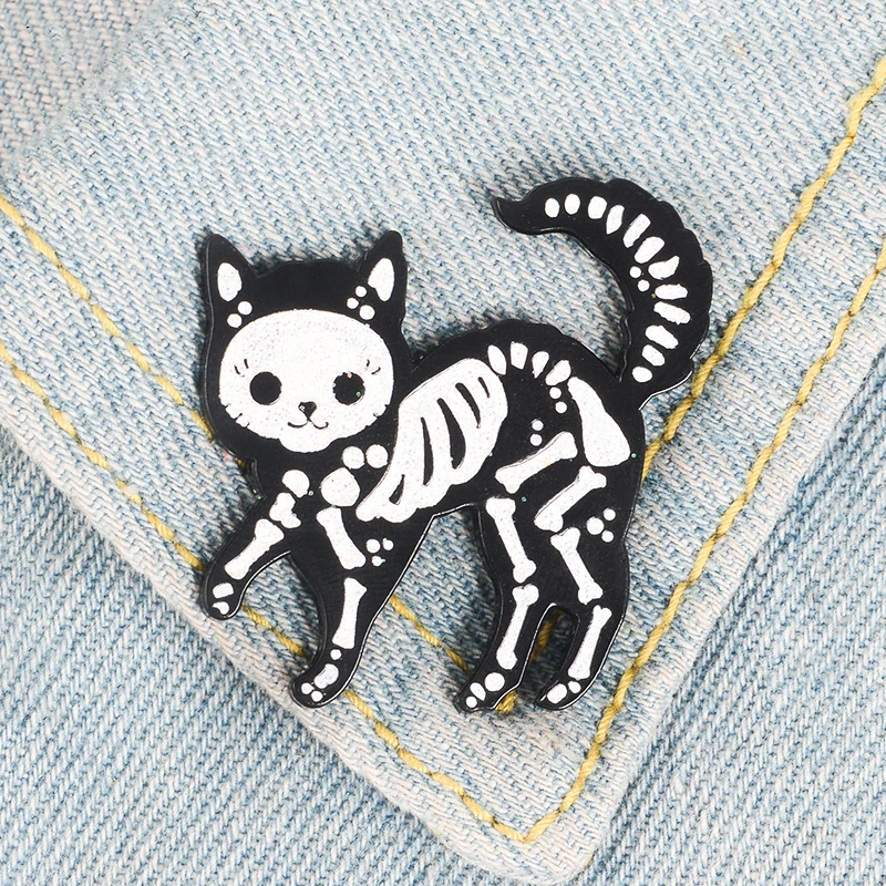 Pin esmaltado con esqueleto de gato, insignia de gato oscuro con purpurina Punk, broche para bolso, ropa, Pin de solapa, joyería de animales divertida, regalo para amigos