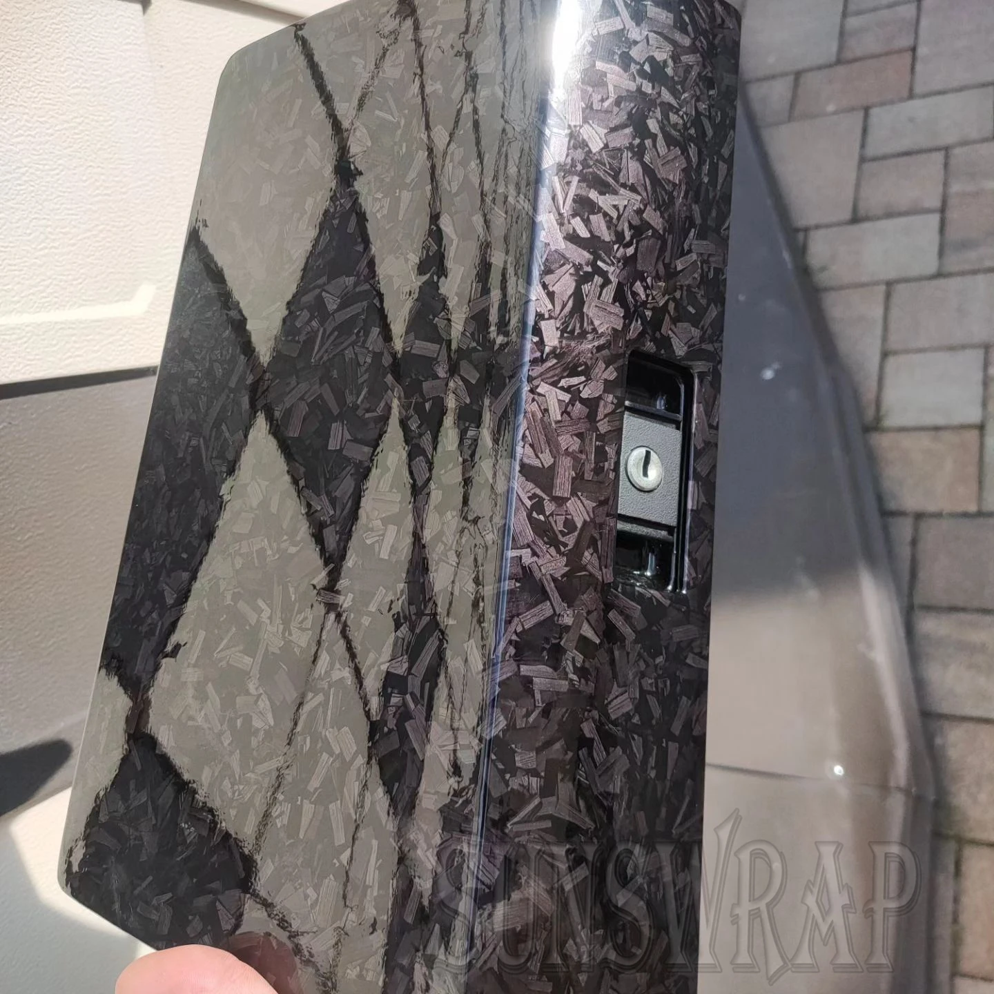 

2025 ПЭТ кованая черная виниловая наклейка из углеродного волокна, рулонная упаковка, фольга с выпуска воздуха для наклейки на капот и крышу автомобиля 1,52x18