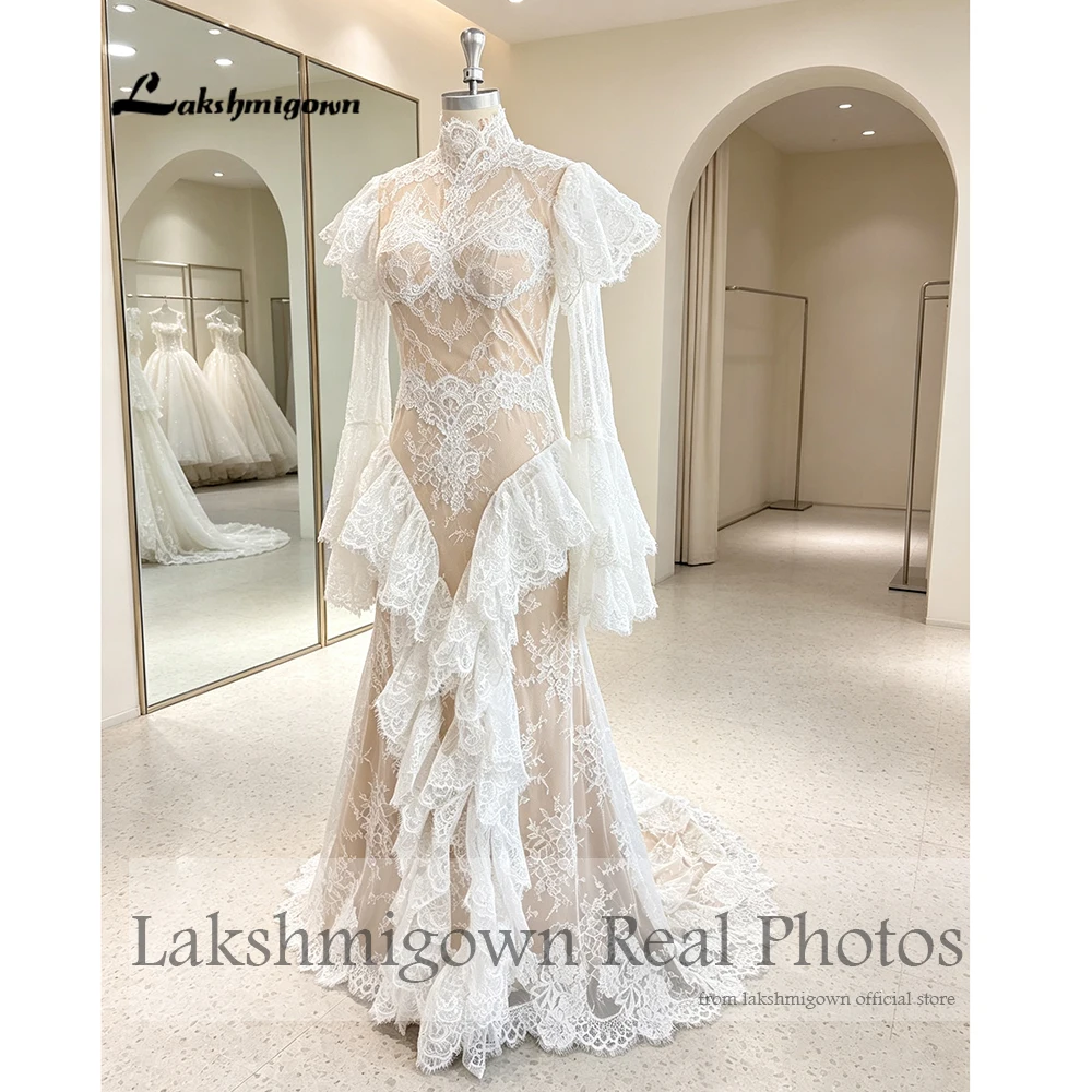 Lakshmigown Wunderschönes Spitzen-Meerjungfrauen-Brautkleid mit langen Ärmeln, hohem Kragen, Trompeten-Rüschen, maßgeschneidert. – Detail 7