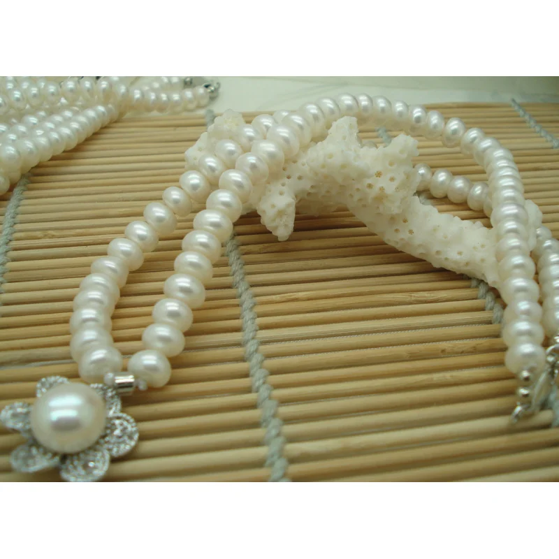 

Four-sided lustrous cultured 18k plated pearl pendant necklace, fashionable and versatile