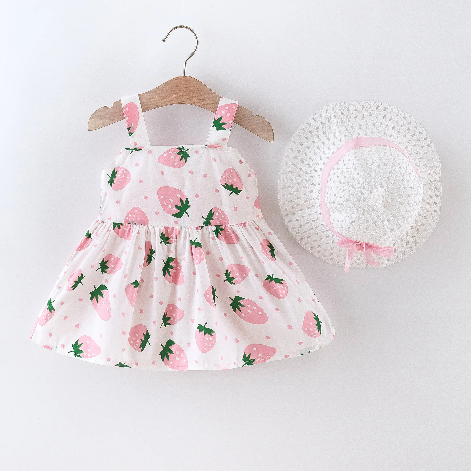 Summer Girls New Sling Dress Sweet Strawberry Big Bow Cotton Cloth Skirt Comes with Hat Suitable for 0-3 Year Old Babies