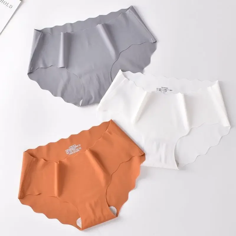 Solid color women's underwear double-layer cotton crotch triangular wavy edge non-sensory close-fitting no indentation panties