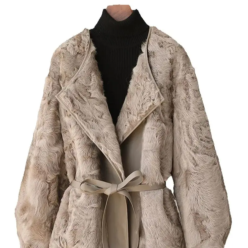 

Новинка бежевого цвета, зима 2025 Xiaohu, интегрированное пальто из меха ягненка для молодых женщин, шуба средней длины из меха ягненка Haining