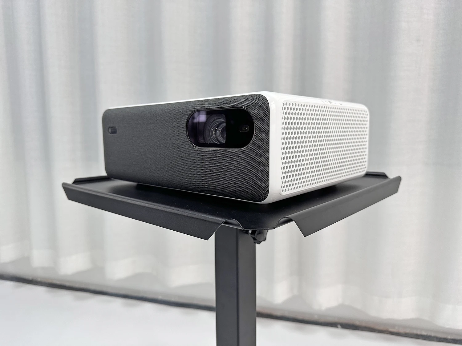 حامل بروجيكتور محمول متعدد الوظائف مع ارتفاع قابل للتعديل D8410/D8412 مكتب/طاولة استوديو للاستخدام المنزلي