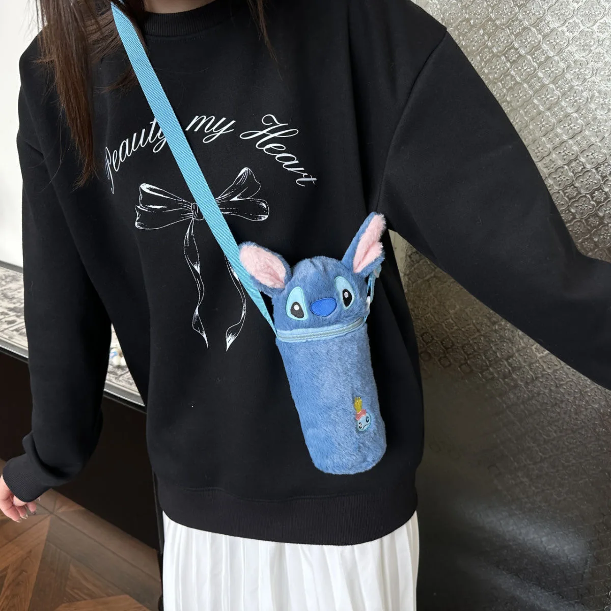 يمكن تحويل حقيبة زجاجات المياه القطيفة بغطاء كوب الترمس الكرتوني إلى حقيبة ظهر صغيرة مناسبة لعشاق الرسوم المتحركة والحياة اليومية #2