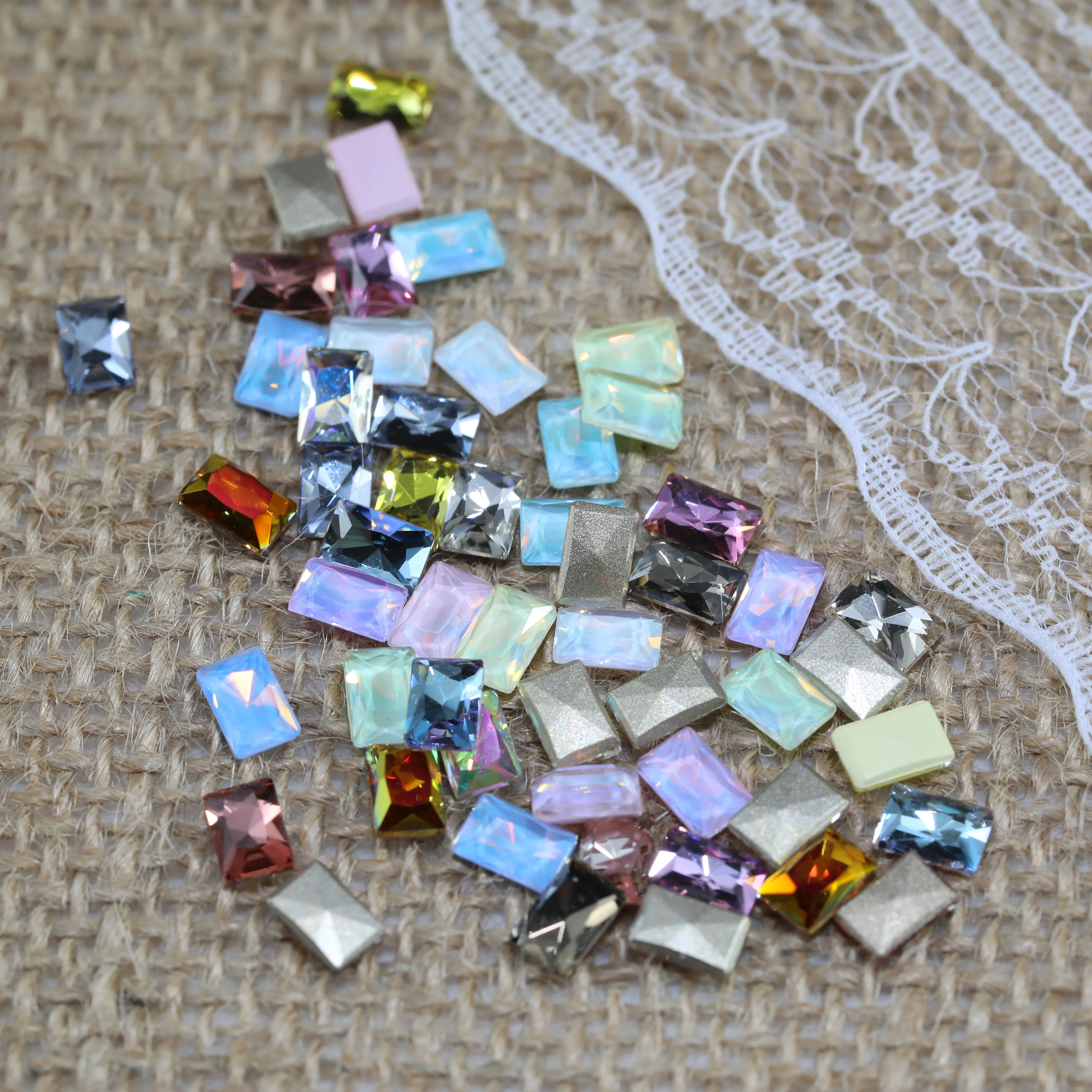 Funkelnde Kristallsteine mit Stufen-Schliff, flacher Rückseite und abgeschrägter Kante, Plus-Serie, Strasssteine für DIY-Bastelzubehör, Nagelkunst, Taschen, Hochzeitskleider – Detail 2