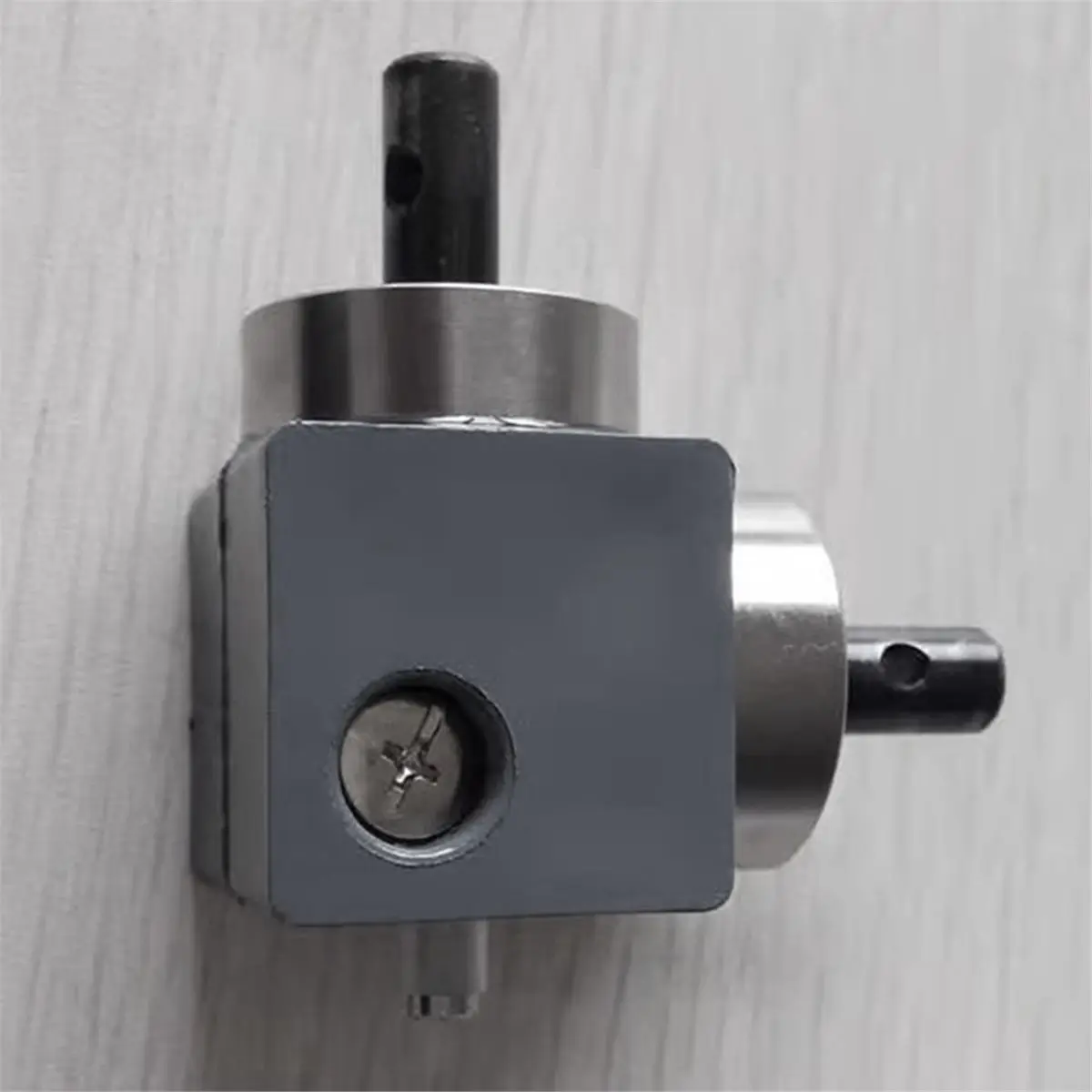 

Угловой редуктор с обратным ходом на 90 градусов, малый конический, прямой угол, передаточное число 1:1, диаметр вала 8 мм, 1 модуль, 20 зубьев