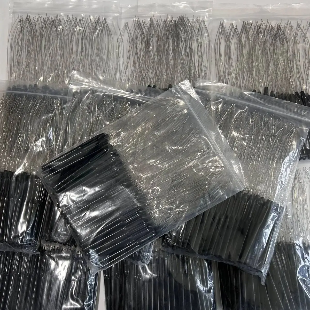 

ARLANY 100Pcs Plastic Hair Threader Pulling Needle Threader Pulling Hook Needle Bead Device for Sewing Extensions DIY Hook Tool